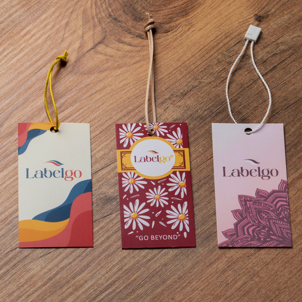 Set aus bedruckten Hang Tags mit Kordeln im modernen Design.