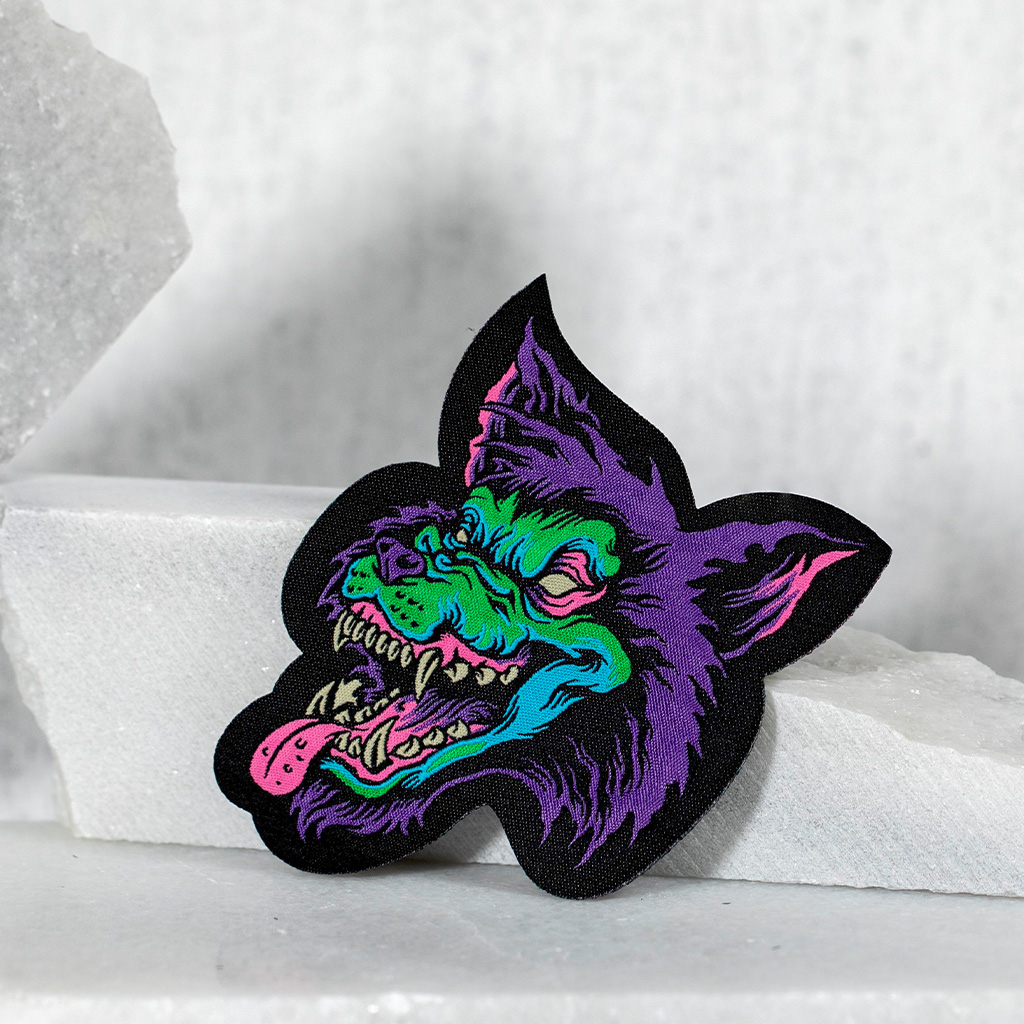 Farbiger gestickter Wolfsaufnäher für Kleidung und Rucksäcke.
