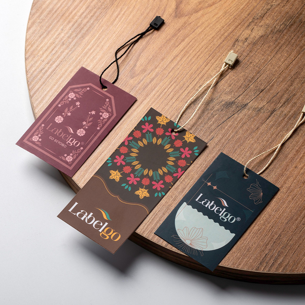 Hochwertige Hang Tags aus bordeauxrot und braunem Kraftpapier.