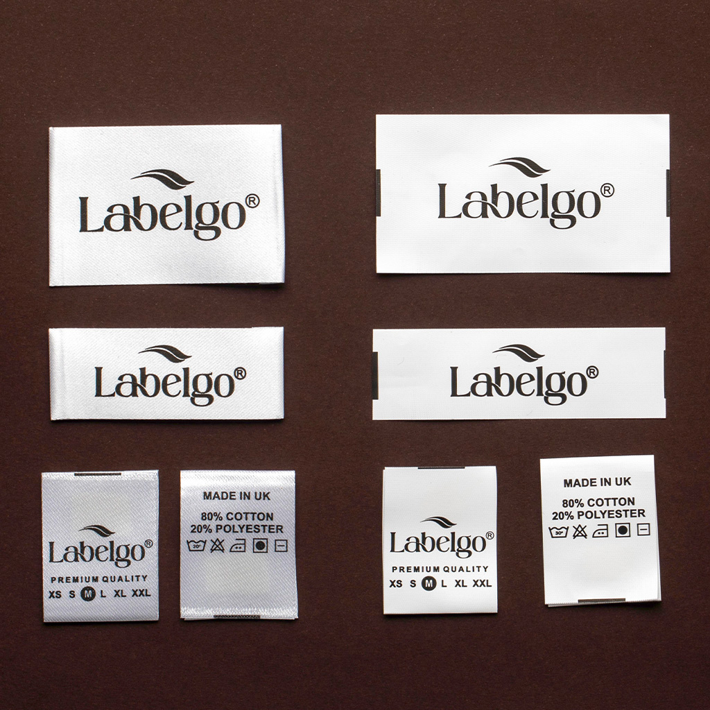 Set aus weißen bedruckten Stoffetiketten mit LabelGo Logo.