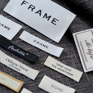 Stoffetiketten Personalisiert: 7 Experten Tipps 2 Stoffetiketten personalisiert als Beispiel für Textiletiketten-Herstellung mit bedrucktes Stoffetikett und Pflegeetikett