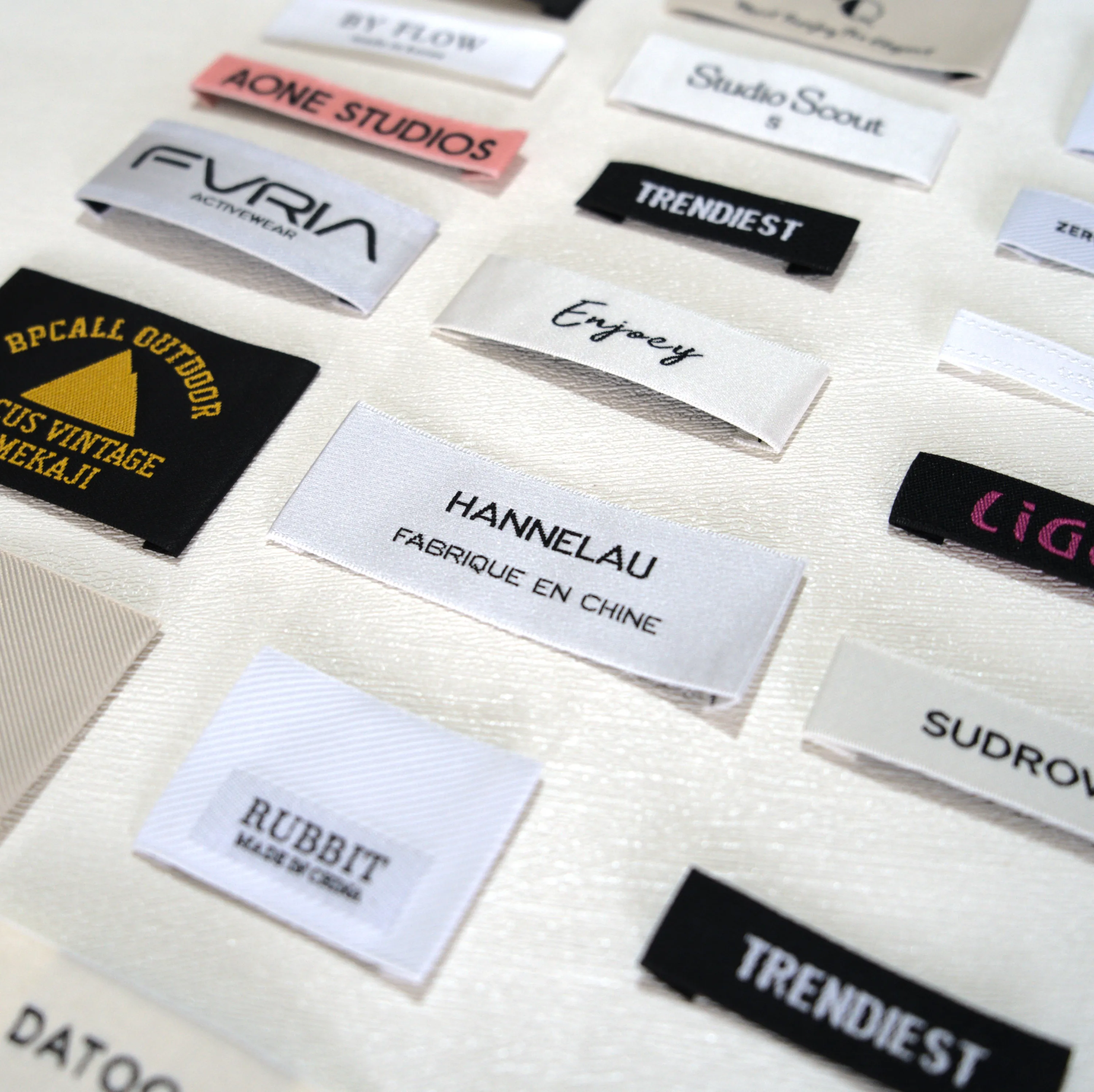 Kleiderlabel Selbst Gestalten: 7 Experten Tipps 3 Kleiderlabel selbst gestalten als Beispiel für Textiletiketten-Herstellung mit Hängeetikett, Größenetikett und Aufnäheranwendung