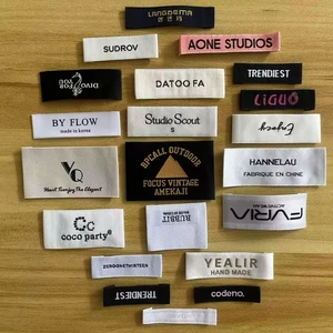 Textillabel Mit Eigenem Logo: 7 Experten Tipps 2 Textillabel mit eigenem Logo als Beispiel für Textiletiketten-Herstellung mit bedrucktes Stoffetikett und Pflegeetikett