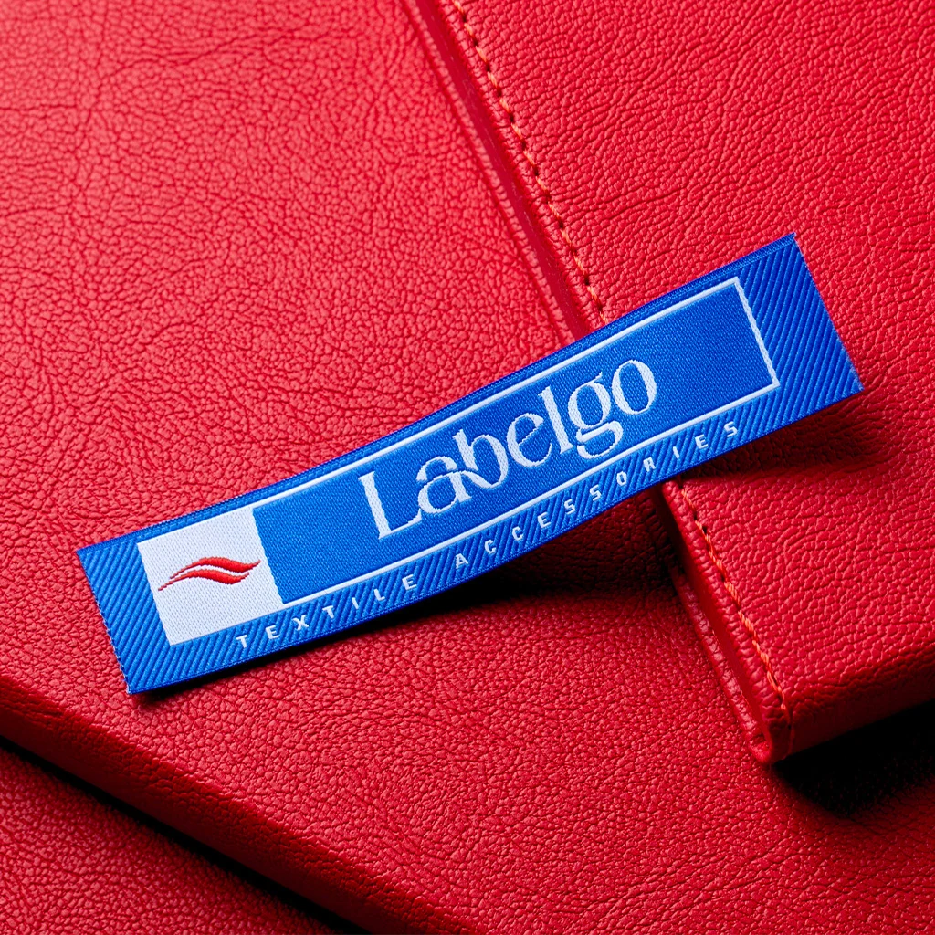 Blaues gewebtes Kleidungsetikett – gefertigt von LabelGo