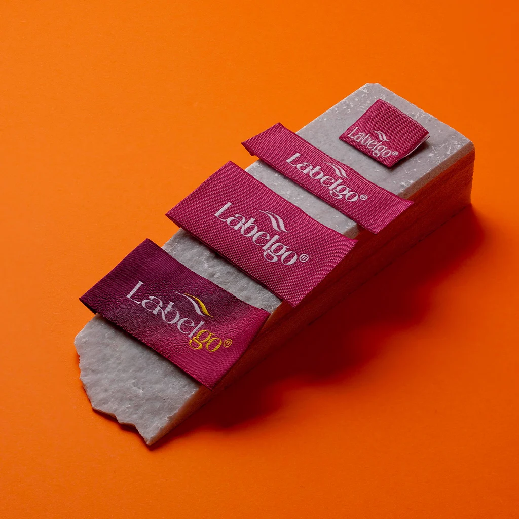 Weinrote Premium Webetiketten für Textilien – gefertigt von LabelGo