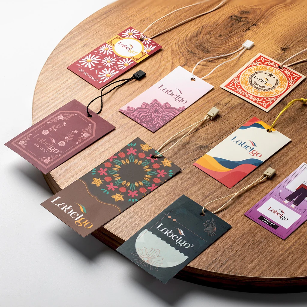 Individuell bedruckte bunte Bekleidungs-Hang-Tags – gefertigt von LabelGo