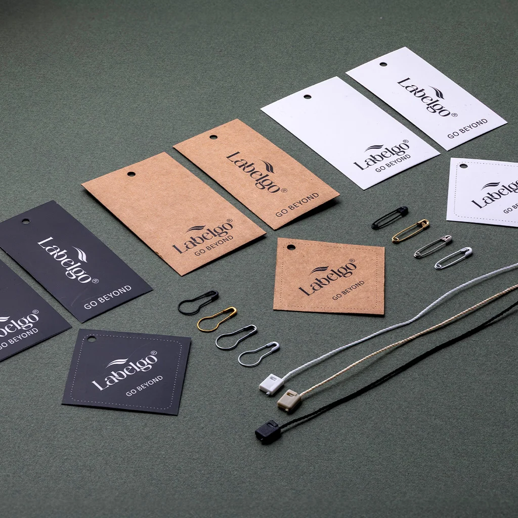 Karton-Hang-Tag Set aus Kraft, Schwarz & Weiß – gefertigt von LabelGo